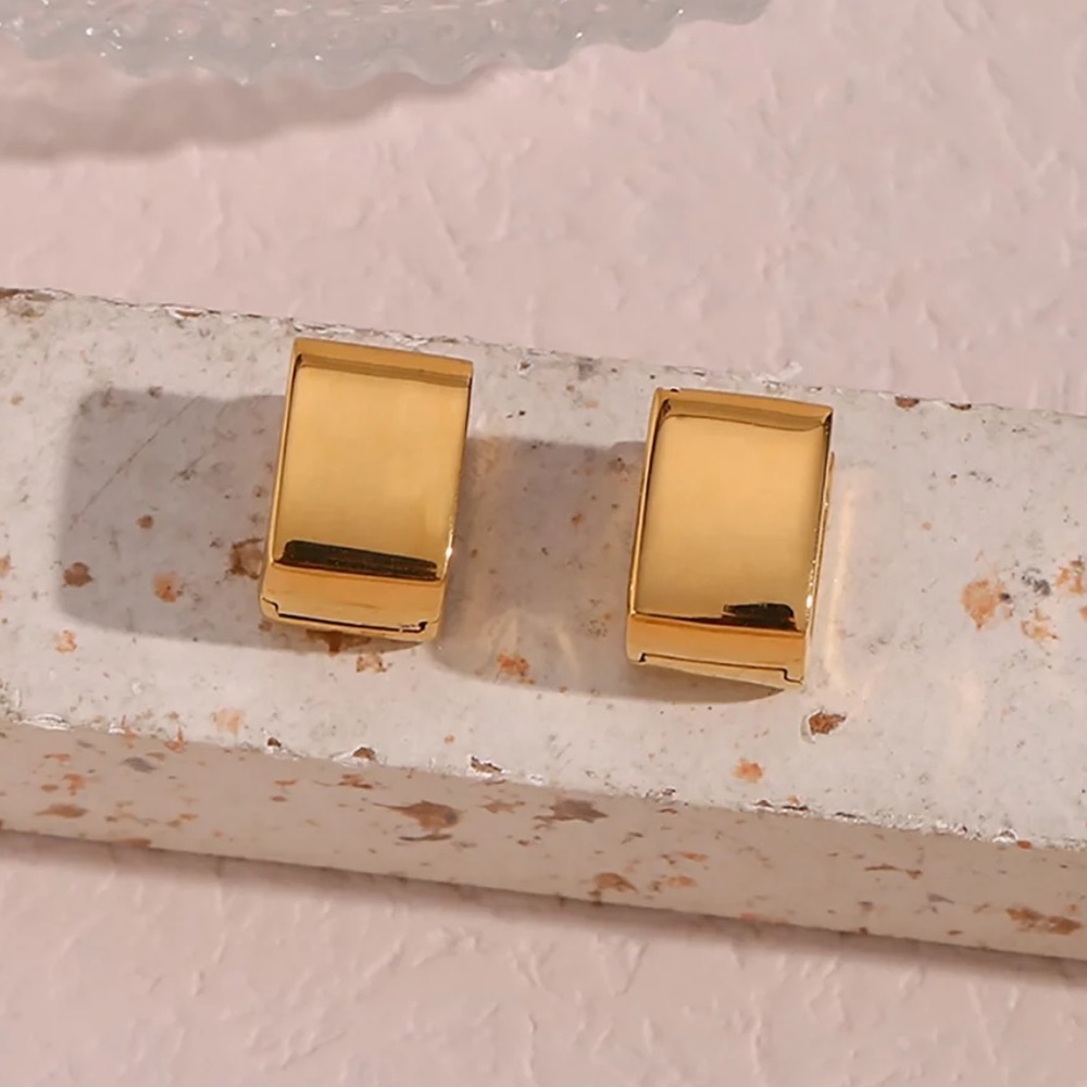 New Minimalist Square 18k Gold Huggies Earring - Picture 4 of 7